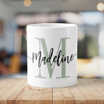 Taza De Café Gigante Jumbo Personalizado de monograma de escritura mode<br><div class="desc">Elegante y moderno tazón de café gigante con tu nombre y monograma personalizados en un moderno diseño de caligrafía de escritura con letras a mano en verde y negro, la luz polvorienta minimalista, este gran diseño basado en la tipografía hace un gran regalo para compañeros de trabajo, profesores, entrenadores, novias,...</div>