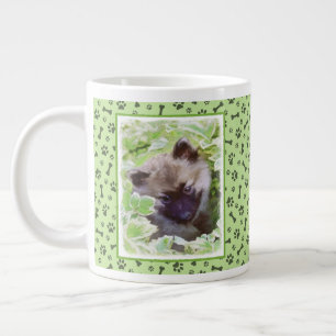 Taza De Café Gigante Keeshond Puppy en el jardín pintando arte original