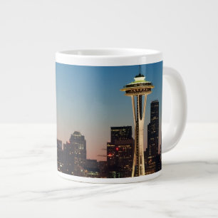 Taza De Café Gigante La bandera americana vuela entre la luna de