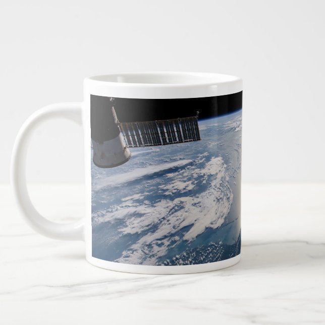 Taza De Café Gigante La Estación Espacial Internacional Sobre El Atlánt (Izquierda)