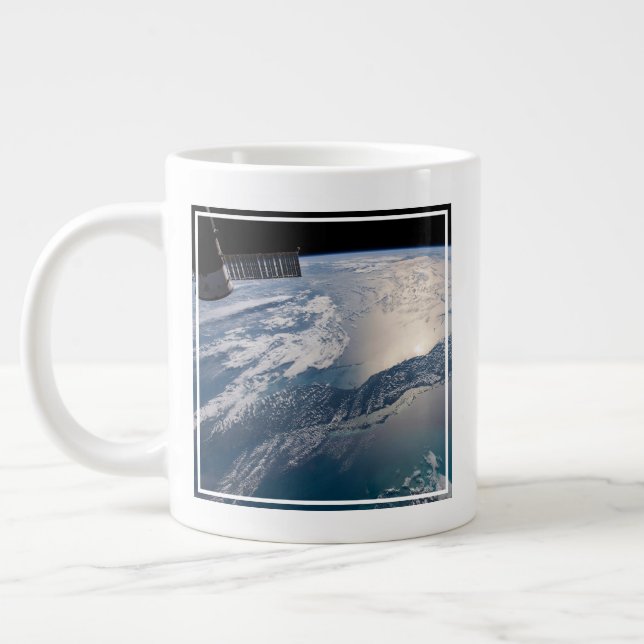 Taza De Café Gigante La Estación Espacial Internacional Sobre El Atlánt (Izquierda)