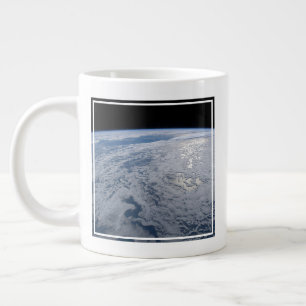 Taza De Café Gigante La Glint del Sol Viendo en el Océano Pacífico Sur.
