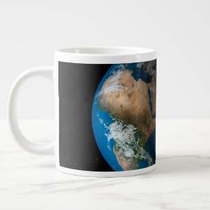 Taza De Café Gigante La Tierra Llena Mostrando Nubes Simuladas Sobre Áf
