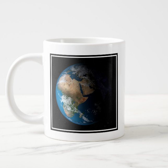 Taza De Café Gigante La Tierra Llena Mostrando Nubes Simuladas Sobre Áf (Izquierda)