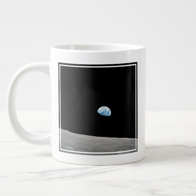 Taza De Café Gigante La Tierra Se Levanta Sobre El Horizonte Lunar. (Izquierda)