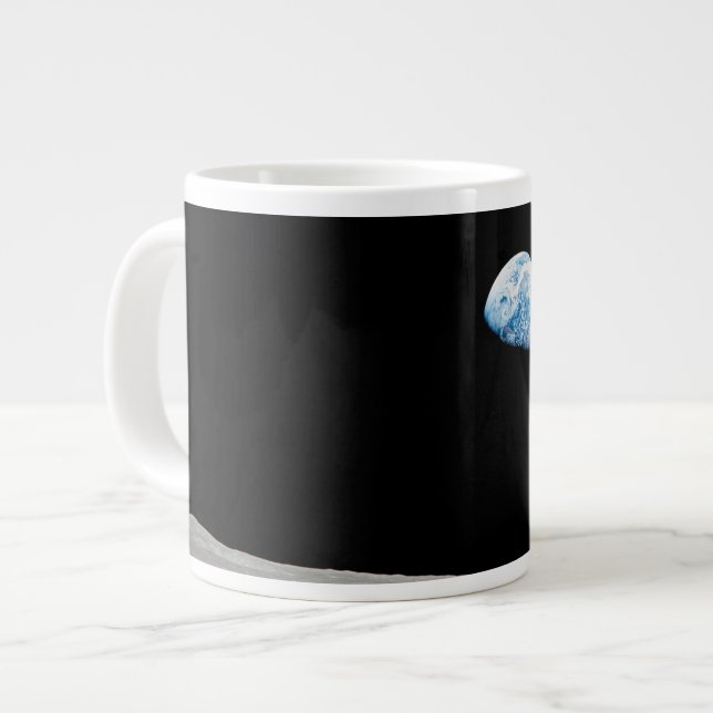 Taza De Café Gigante La Tierra Se Levanta Sobre El Horizonte Lunar. (Izquierda)