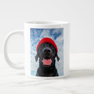 Taza De Café Gigante Labrador feliz en una Beanie Roja bajo un cielo az
