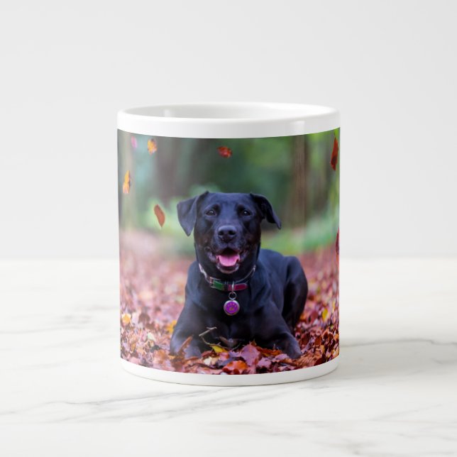 Taza De Café Gigante Labrador negro en hojas de otoño (Frente)