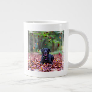 Taza De Café Gigante Labrador negro en hojas de otoño