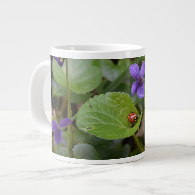 Taza De Café Gigante Ladybug sobre las dulces flores violetas (Izquierda)