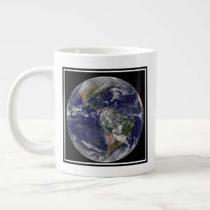 Taza De Café Gigante Las Américas en el Día de la Tierra.
