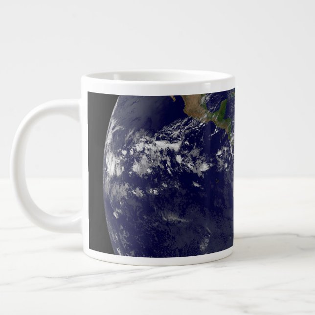 Taza De Café Gigante Las Américas en el Día de la Tierra. (Izquierda)