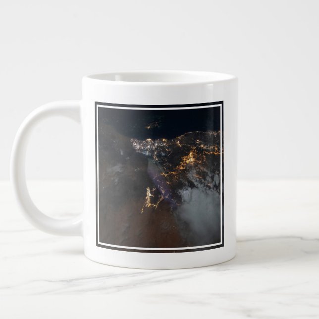 Taza De Café Gigante Las Luces De La Ciudad De Jazán Y Sus Suburbios (Izquierda)