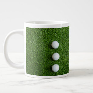 Taza De Café Gigante Las pelotas de golf están en hierba verde