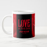 Taza De Café Gigante Las rosas rojas góticas aman al primer Boda de la<br><div class="desc">Celebra tu día especial de temática gótica con esta asombrosa taza de café, que muestra el alegre sentimiento relleno de un juego de palabras, "Love at First Bite" en letras inspiradas en el Gótico. Personalizar con nombres de recién casados, fecha de boda y juramento. Diseño © W.H. Sim. Ver más...</div>