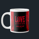 Taza De Café Gigante Las rosas rojas góticas aman al primer Boda de la<br><div class="desc">Celebra tu día especial de temática gótica con esta asombrosa taza de café, que muestra el alegre sentimiento relleno de un juego de palabras, "Love at First Bite" en letras inspiradas en el Gótico. Personalizar con nombres de recién casados, fecha de boda y juramento. Diseño © W.H. Sim. Ver más...</div>