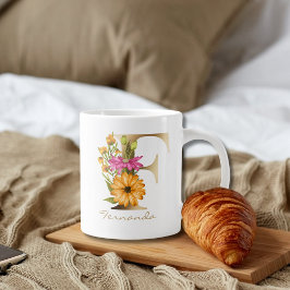 Taza De Café Gigante Letra F Monograma dorado | Flores amarillas rosada