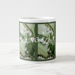 TAZA DE CAFÉ GIGANTE LIRIO DE LOS VALLES<br><div class="desc">Lirio de los valles - flores acampanadas blancas delicadas hermosas. Las frondas verdes y las hojas grandes son un contexto hermoso a estas flores de la primavera.  Las flores pintadas acuarela con amor y mí esperan que inspiran al jardinero en usted</div>