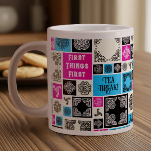 Taza De Café Gigante Lo Primero Es El Té. Magenta divertida y azul
