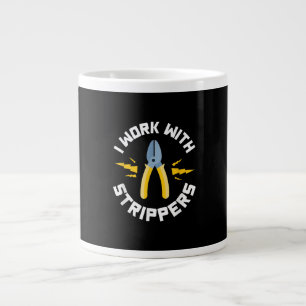 Taza De Café Gigante Los Hombres Que Trabajo Con La Unión Eléctrica