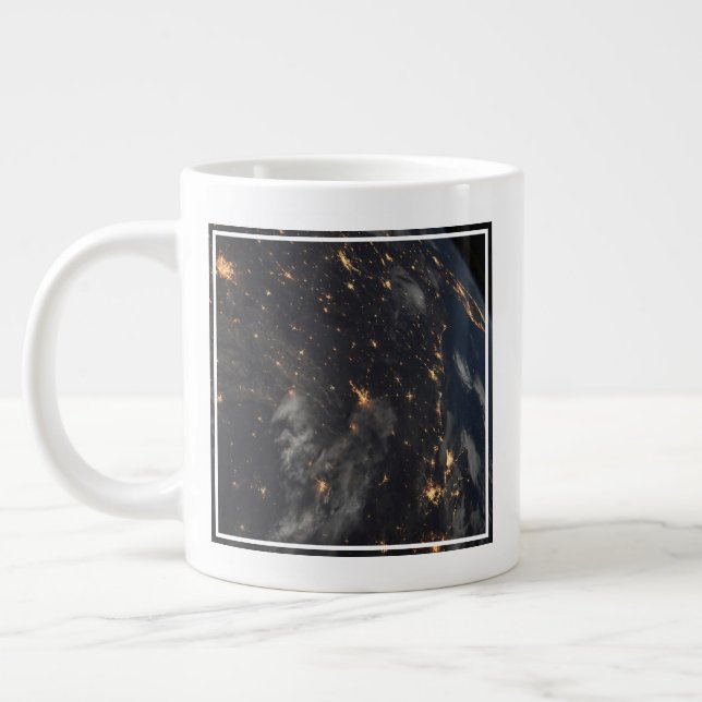 Taza De Café Gigante Luces De Noche En El Planeta Tierra (Izquierda)