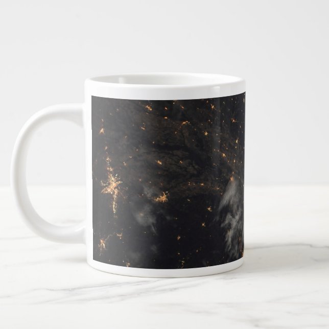 Taza De Café Gigante Luces De Noche En El Planeta Tierra (Izquierda)