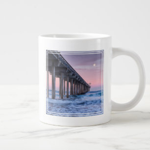 Taza De Café Gigante Luna Llena Sobre el Muelle de Scripps