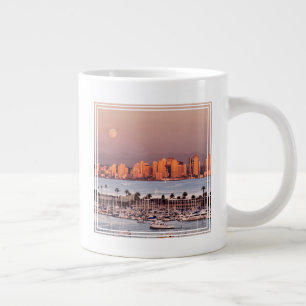 Taza De Café Gigante Luna llena sobre San Diego