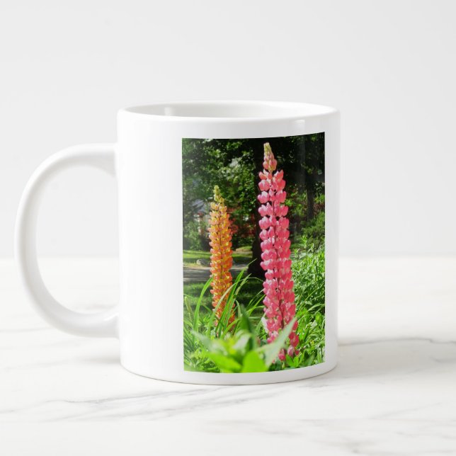 Taza De Café Gigante Lupines en un jardín de cabañas - Viñetería de Mar (Izquierda)