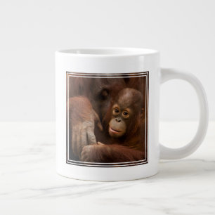 Taza De Café Gigante Madre y bebé orangután en el zoológico