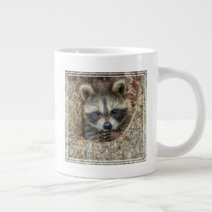 Taza De Café Gigante Mapache en el interior de un hueco de árbol