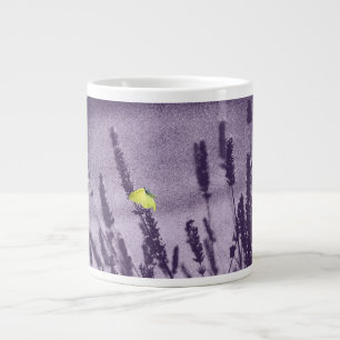 Taza De Café Gigante Mariposa Brimstone en un Campo de Lavanda Púrpura