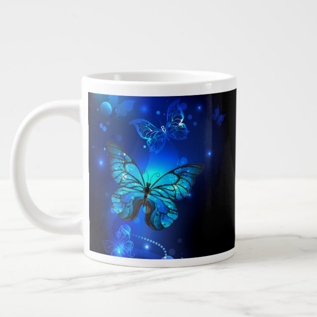 Taza De Café Gigante Mariposa morfo en el fondo oscuro (Izquierda)