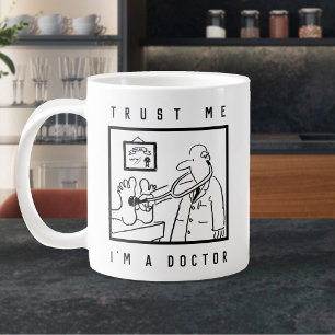 Taza De Café Gigante Médico con estetoscopio revisando pies