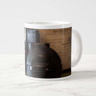 Taza De Café Gigante Médico - Optometría - Un antiguo foróptero