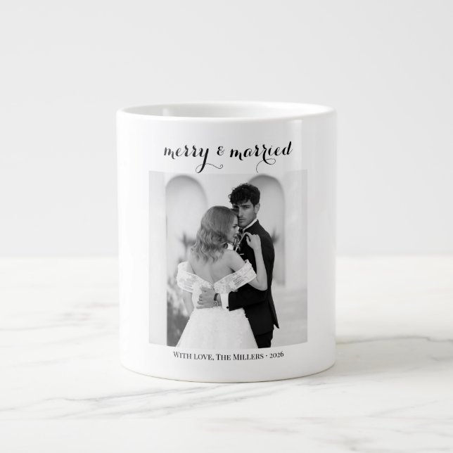 Taza De Café Gigante Merry & Married - Personalized Newlywed Christmas  (Frente)