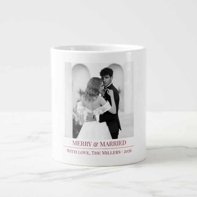 Taza De Café Gigante Merry & Married - Personalized Newlywed Christmas  (Frente)