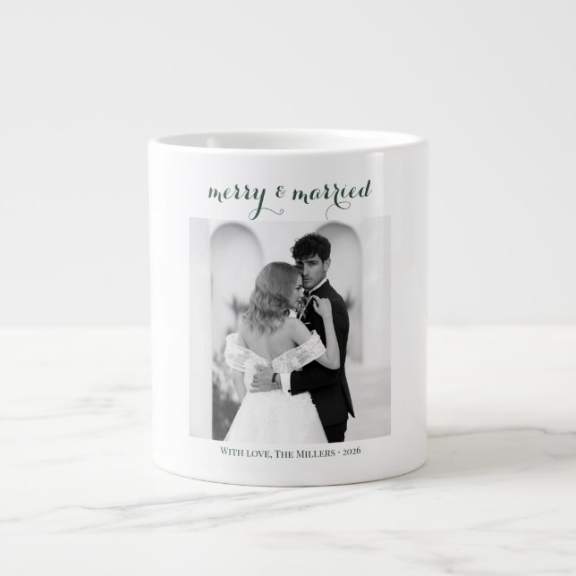 Taza De Café Gigante Merry & Married - Personalized Newlywed Christmas  (Frente)