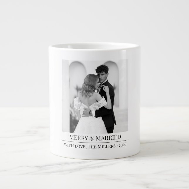 Taza De Café Gigante Merry & Married - Personalized Newlywed Christmas  (Frente)
