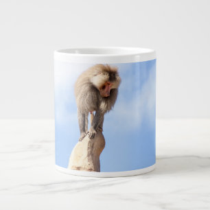 Taza De Café Gigante Mono babuino en la cima de una montaña