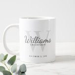 Taza De Café Gigante Monograma de guión personalizado y Groomsmen de no<br><div class="desc">Añada un toque personal a su boda con la taza personalizada de los groomsmen. Esta taza presenta el nombre personalizado del groomsman en estilo de letra de escritura gris clásico con detalles bodas en estilo de fuente serif gris clásico y monograma en estilo de fuente serif gris claro clásico como...</div>