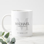 Taza De Café Gigante Monograma masculino personalizado y Groomsmen de n<br><div class="desc">Añada un toque personal a su boda con la taza personalizada de los groomsmen. Esta taza presenta el nombre personalizado del groomsman con título en gris y monograma en gris claro como fondo, en estilo clásico de tipo de letra serif. También perfecto para el mejor hombre, padre de la novia,...</div>