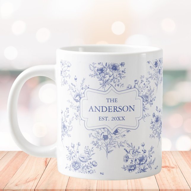 Taza De Café Gigante Monogrammed Classic Blue Flowers Floral Pattern (In situ)