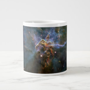 Taza De Café Gigante Montaña mística en el espacio hubble de la nebulos