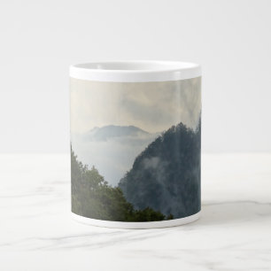 Taza De Café Gigante Montañas en la distancia oxidada en un