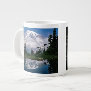 Taza De Café Gigante Monte Rainier reflejado en un lago de montaña
