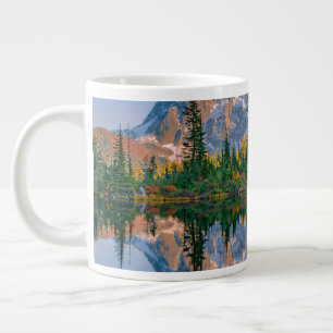 Taza De Café Gigante Monte Shuksan reflejado en el lago Reflection