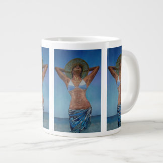 Taza De Café Gigante Mujer Con Gorra Y Sarong Disfrutando Del Verano