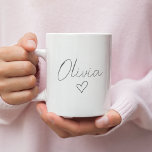 Taza De Café Gigante Muñeca de regalo para chicas personalizada con nom<br><div class="desc">Añada un toque personal a su bebida con esta adorable taza personalizada de regalo para niñas con un nombre personalizado y un encantador diseño de corazón. Perfecto para el café, el té o cualquier bebida, esta taza es un regalo dulce y reflexivo para amigos, hermanas, madres o cualquier persona que...</div>