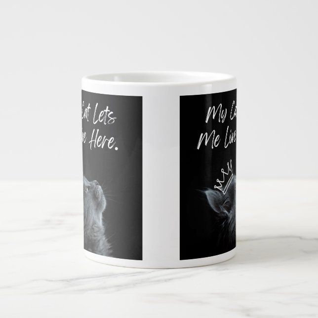 Taza De Café Gigante My Cat Lets Me Live Here (Frente)